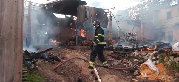 Incêndio atinge fábrica de páletes em Simões Filho