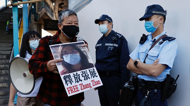 China condena jornalista à prisão por filmar pandemia em Wuhan