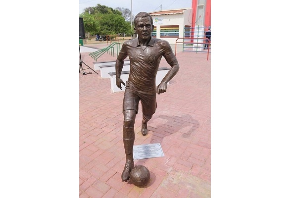 Juazeiro inaugura estátua em homenagem a Daniel Alves