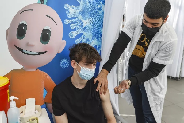 Israel começa a vacinar menores de 18 anos contra covid-19