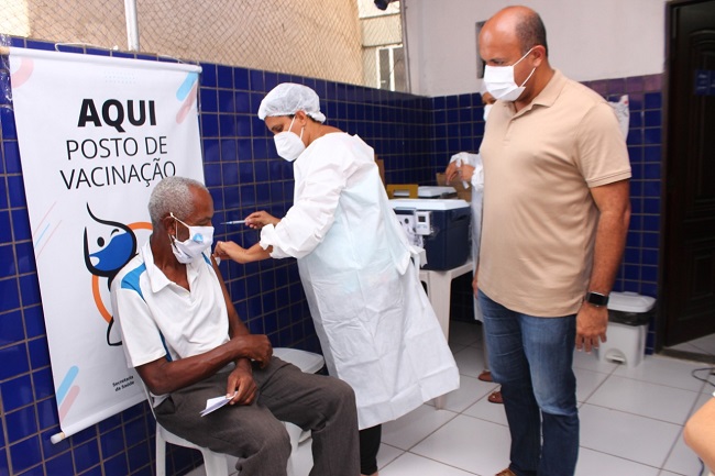 Vacinação contra coronavírus segue no fim de semana em Salvador
