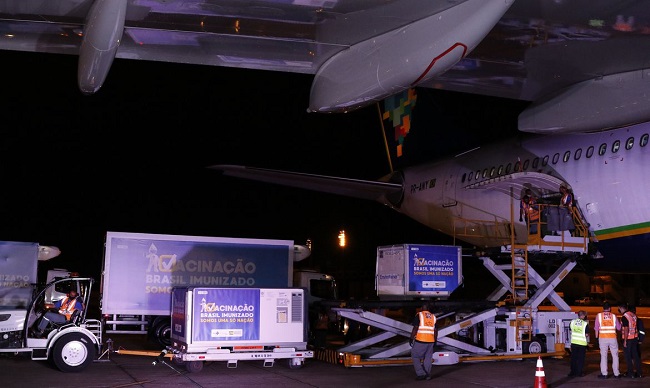 Avião com 2 milhões de doses de vacina vindas da Índia chega ao Brasil