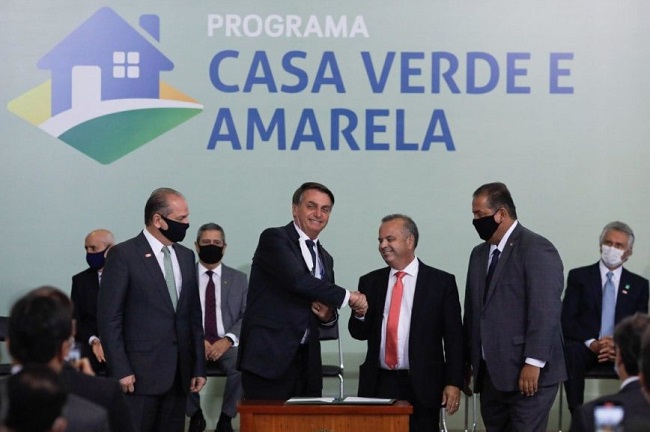 Bolsonaro sanciona lei do programa Casa Verde e Amarela