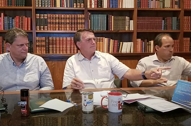 Em live, Bolsonaro anuncia abertura de 75 novas agências da Caixa em 2021