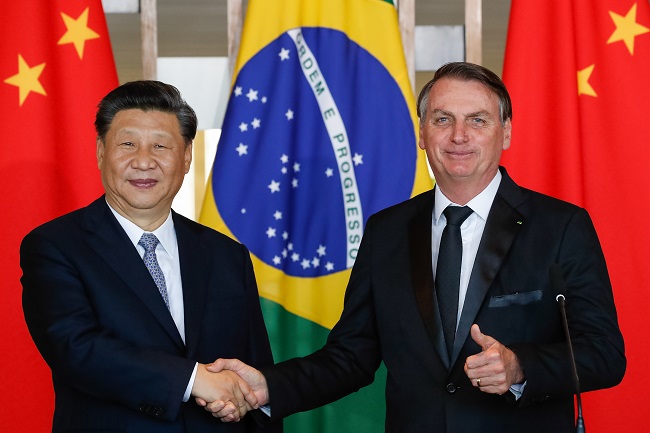 Bolsonaro anuncia que China liberou 5,4 mil litros de insumos da CoronaVac