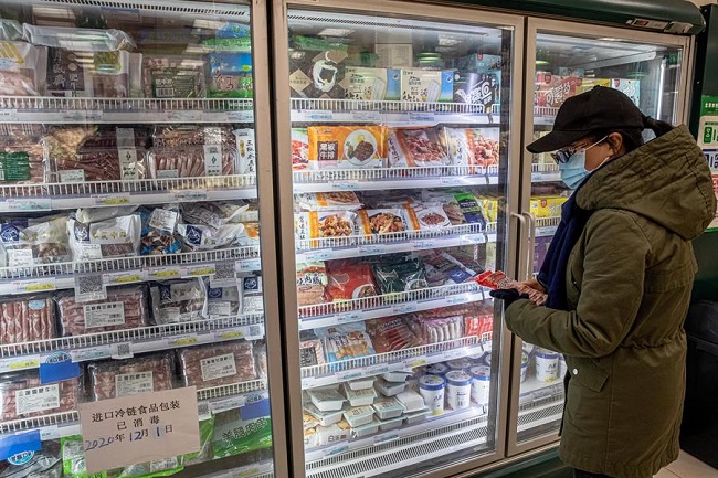 China diz que novos surtos da covid-19 têm relação com alimentos congelados