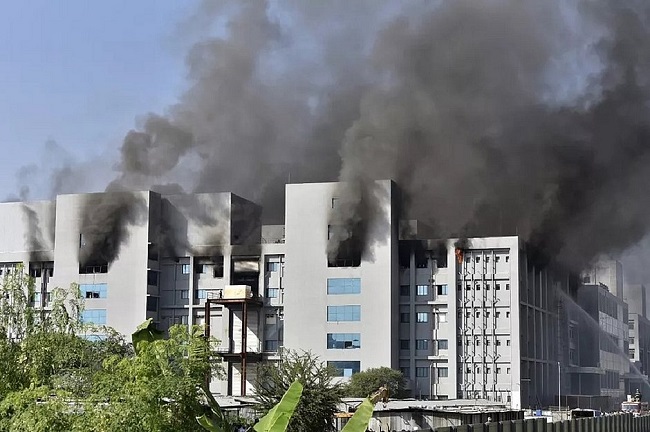 Laboratório na Índia que fabrica vacinas de Oxford é atingido por incêndio