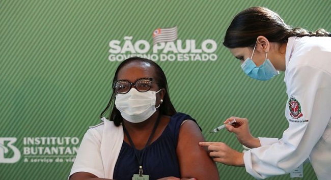 Instituto Butantan vacina primeira pessoa contra Covid-19 no Brasil
