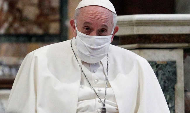 Papa faz primeira aparição pública após cirurgia