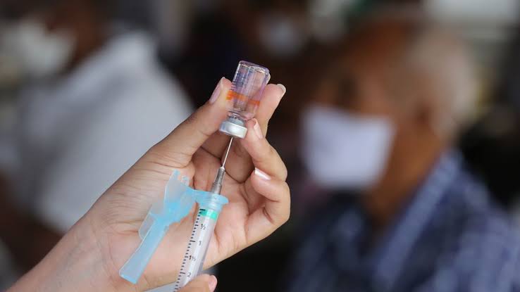 Vacinação para idosos de 63 anos prossegue neste domingo em Salvador
