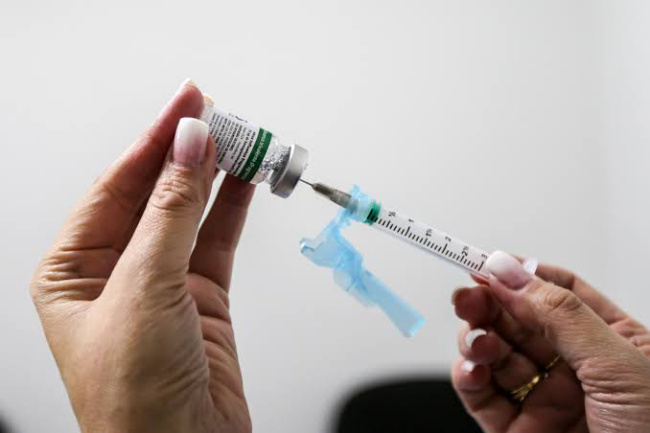 OMS anuncia envio de 10,6 milhões de doses da vacina Oxford para o Brasil