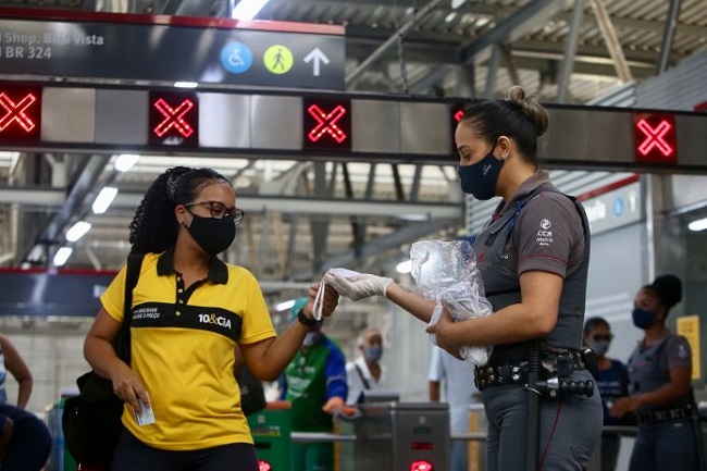 Governo do Estado distribui mais 100 mil máscaras no Metrô de Salvador