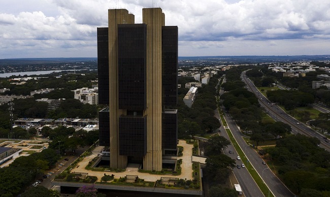 Bolsonaro sanciona texto que dá autonomia ao Banco Central