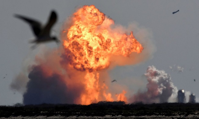 Protótipo de foguete da SpaceX explode na aterrissagem