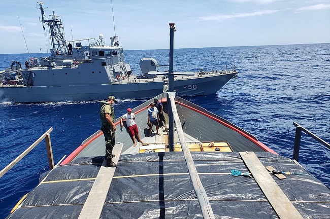 Marinha apreende 20 toneladas de cigarro em embarcação na costa da Bahia