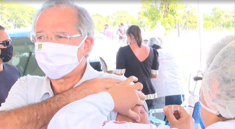 Paulo Guedes é vacinado contra covid-19 em Brasília