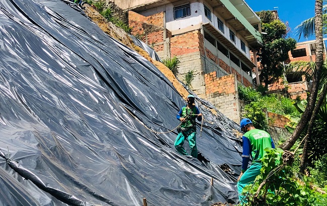Limpurb reforça instalação de lonas em áreas de risco em Salvador