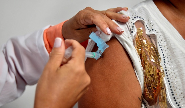 Prefeitura de Salvador vacina 100% dos trabalhadores da educação