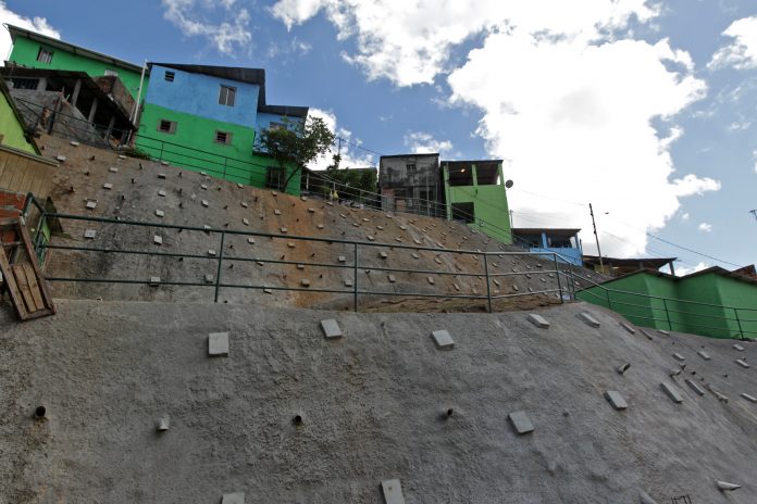 Governo do Estado entrega contenção de encosta em São Marcos