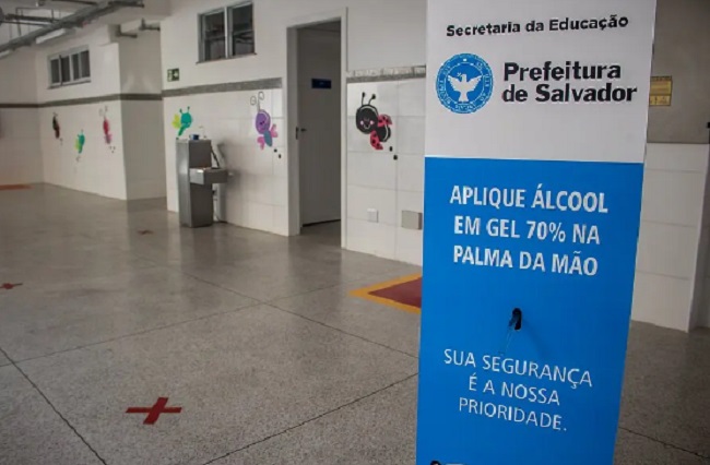 Salvador vacina mais de 80% da rede pública de ensino, mas APLB ameaça greve