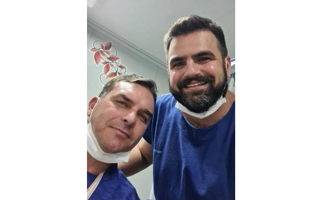 Flávio Bolsonaro sofre acidente de quadriciclo no Ceará