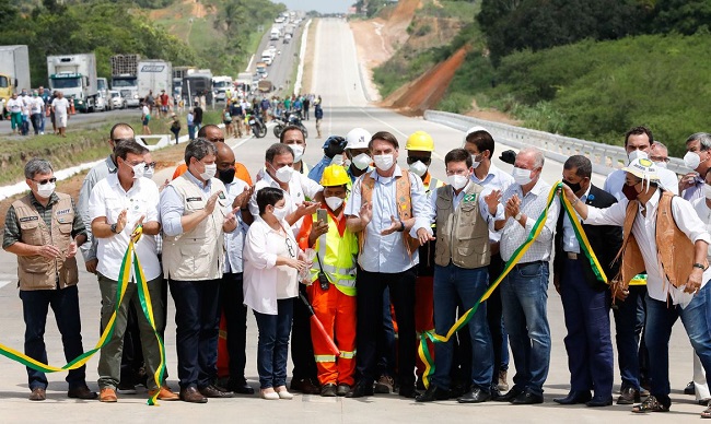 Bolsonaro inaugura 22 km de pistas duplicadas na BR-101 na Bahia