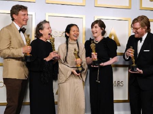 Filme Nomadland leva 3 Oscars e consagra a diretora Chloé Zhao