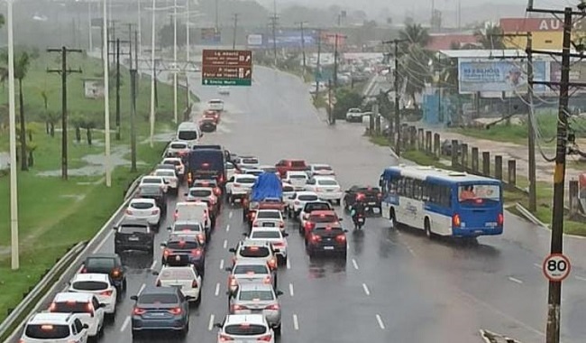 Chuva provoca alagamentos e engarrafamentos em Salvador
