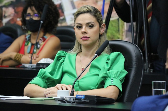 Vereadora de Cuiabá faz ‘sarrada’ durante sessão online; assista