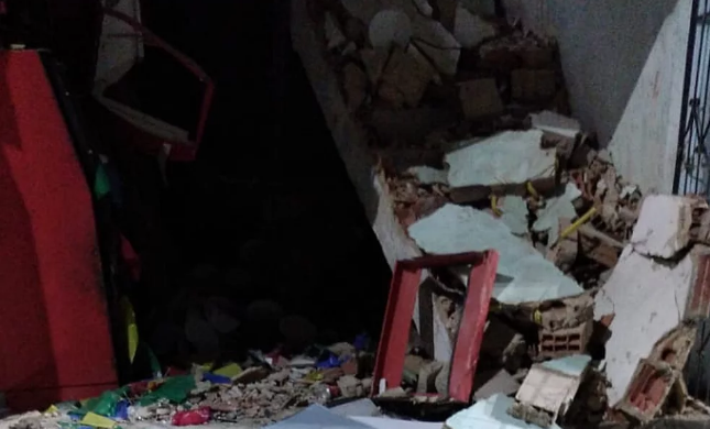 Bandidos explodem caixas 24 horas dentro de mercado em Salvador