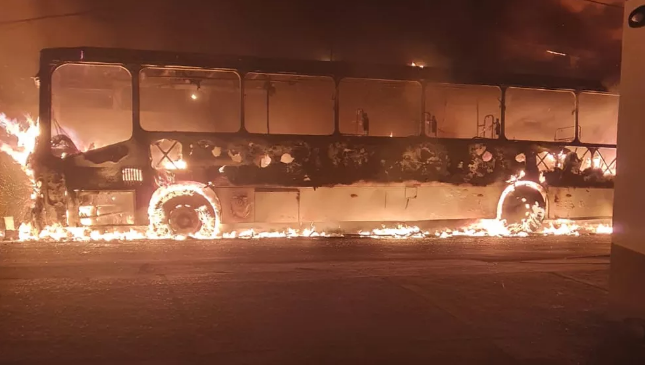 Ônibus pega fogo e atinge rede elétrica em Itapuã