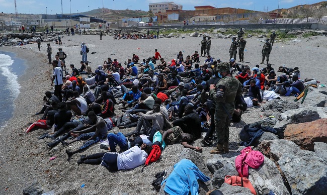 Exército espanhol controla “avalanche” de imigrantes em Ceuta