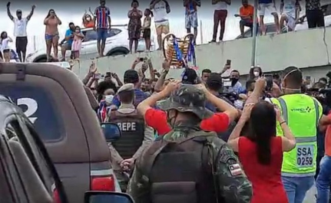 Torcida faz festa na chegada do Bahia com título da Lampions