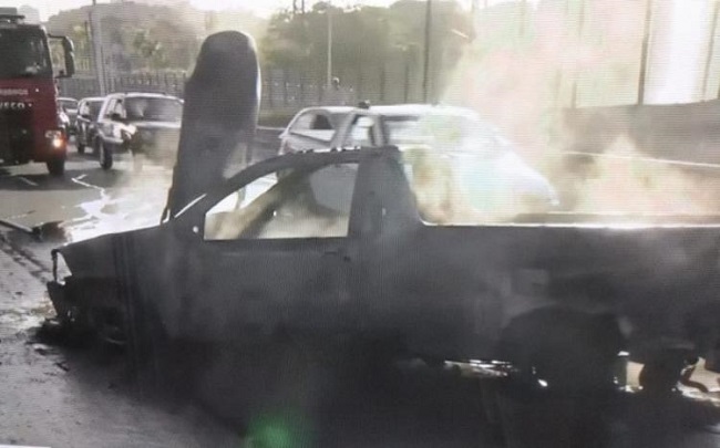 Carro pega fogo com motorista dentro na Avenida Paralela