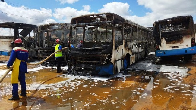 Incêndio atinge quatro ônibus em garagem em Juazeiro