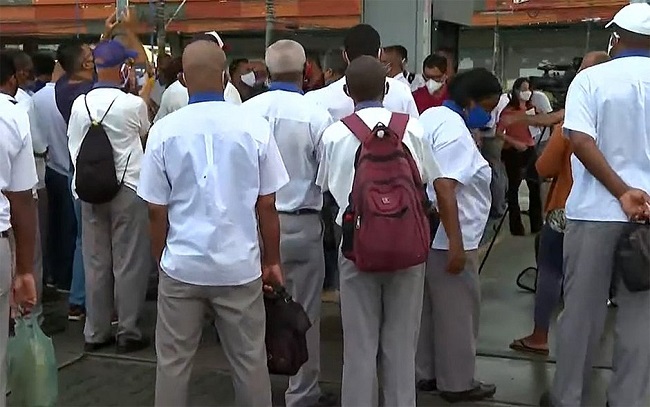 Rodoviários impedem saída de ônibus da antiga CSN nesta segunda em Salvador