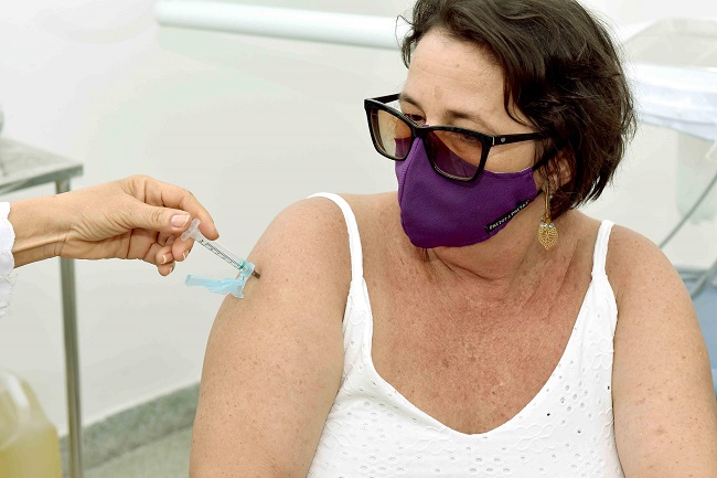 Brasil tem 30,4% da população vacinada com 1ª dose contra a covid-19
