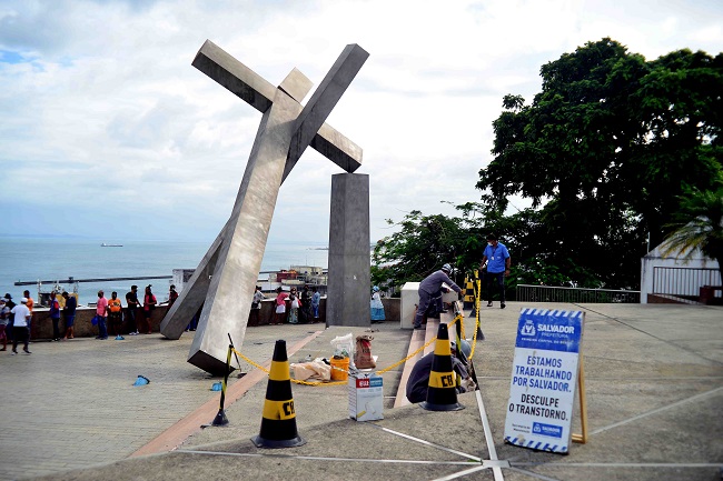 Praça da Cruz Caída recebe ações de recuperação após vandalismo