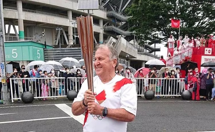 Ídolo do futebol japonês, Zico carrega tocha olímpica no Japão