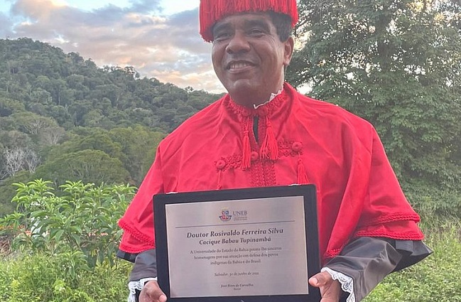 Cacique Babau Tupinambá recebe título de Doutor Honoris Causa da Uneb