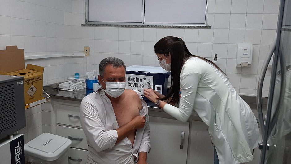 Governador recebe a 2ª dose da vacina contra a Covid-19