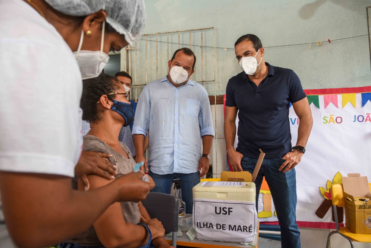 Emoção marca vacinação de moradores acima de 18 anos nas ilhas de Salvador