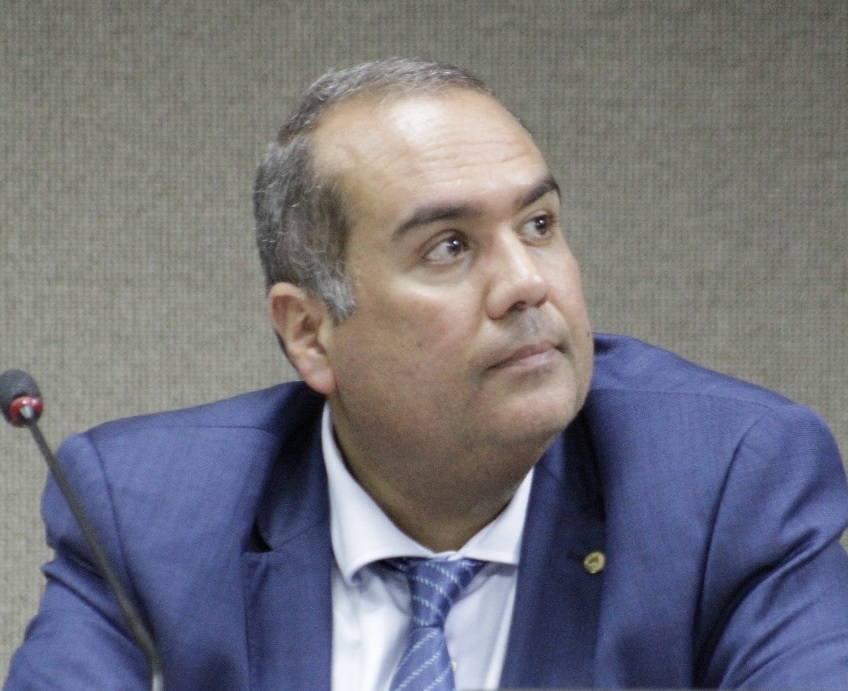 Sandro Régis cobra resposta sobre atraso no vale-alimentação dos estudantes