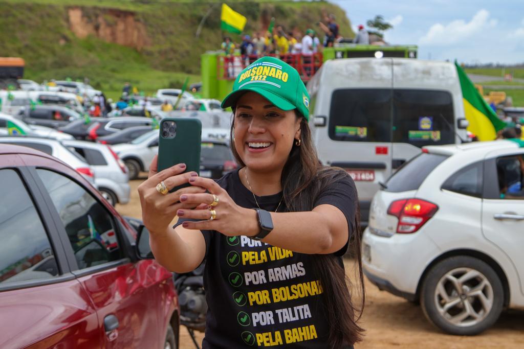 Talita Oliveira puxa carreata pró-Bolsonaro em Santo Antônio de Jesus