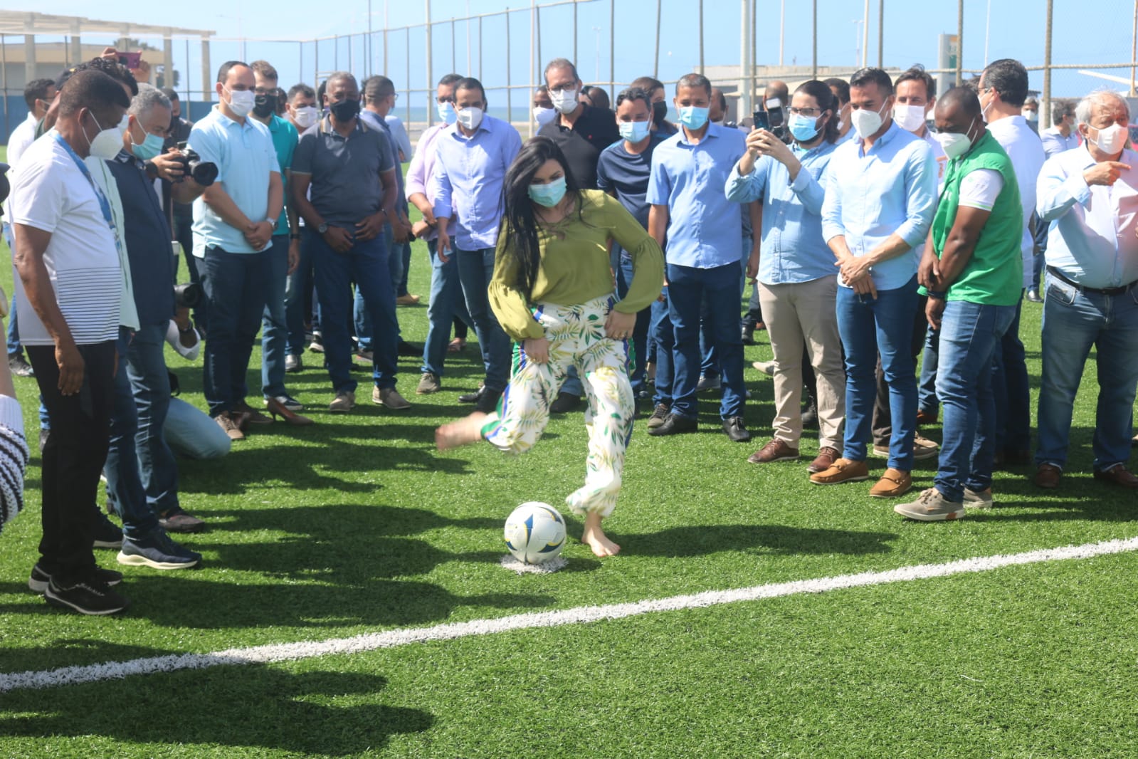 Professora Dayane celebra requalificação do Campo da Feirinha na Boca do Rio