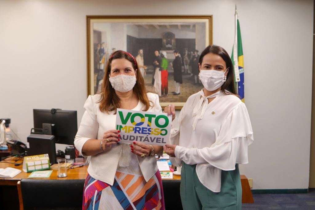 Em Brasília, Talita Oliveira e Bia Kicis defendem PEC do voto impresso