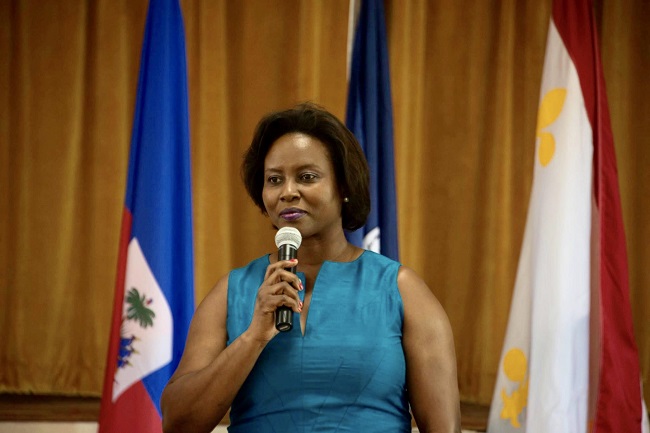 Primeira-dama do Haiti morre após ser baleada em atentado