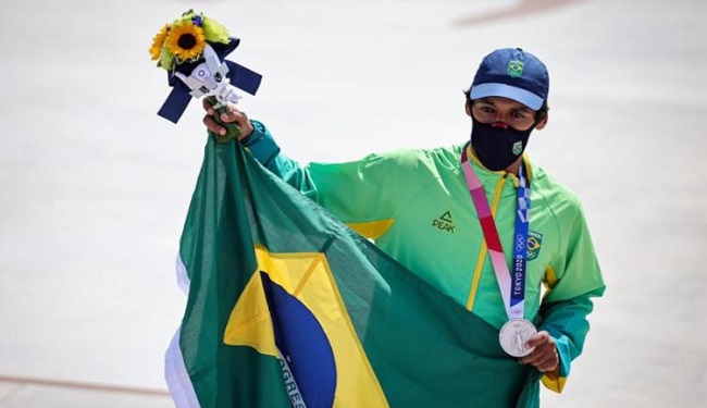 Brasil ganha medalha de prata com Kelvin Hoefler na estreia do skate em Olimpíadas