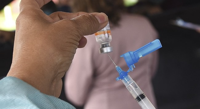 Vacinação contra Covid-19 será retomada em Salvador na segunda