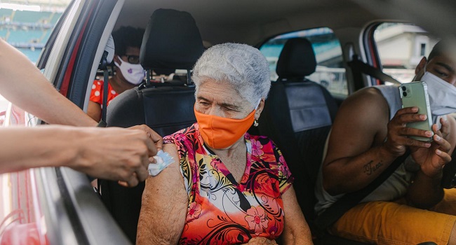 Salvador segue com 3ª dose da vacina para idosos com 80 anos ou mais nesta terça